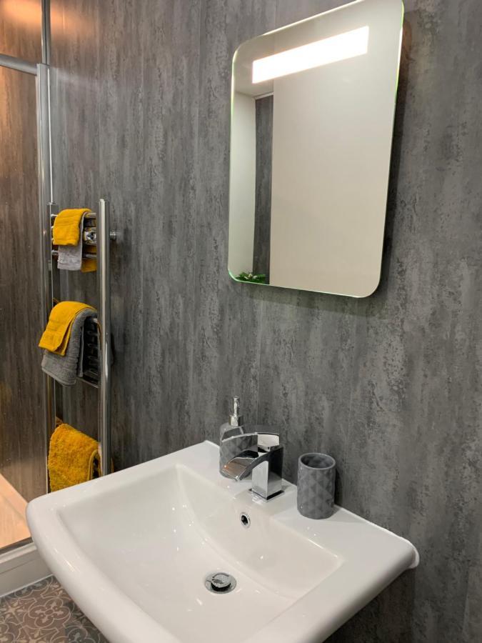 Farnworth The Greens Apartment מראה חיצוני תמונה