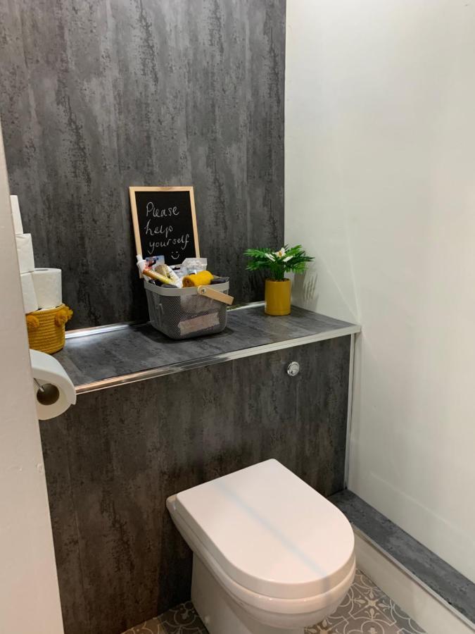 Farnworth The Greens Apartment מראה חיצוני תמונה