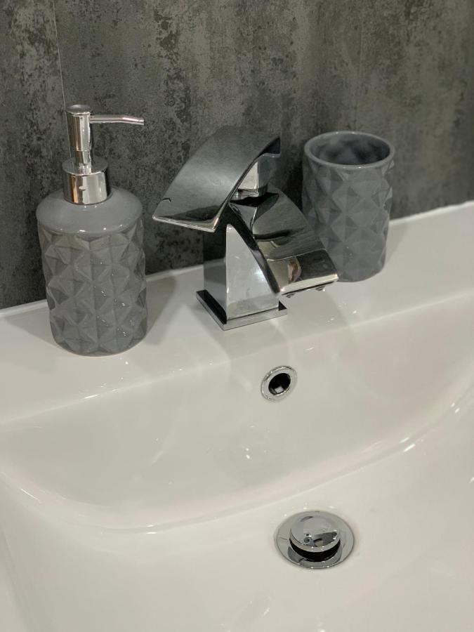 Farnworth The Greens Apartment מראה חיצוני תמונה